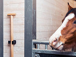 Toolflex Gerätehalter als Schaufelhalter im Pferdestall