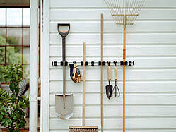 Toolflex Aluschiene am Gartenhaus mit Gartengeräten