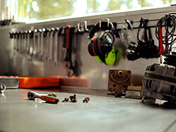 Toolflex Haken und Universalhalter in der Werkstatt